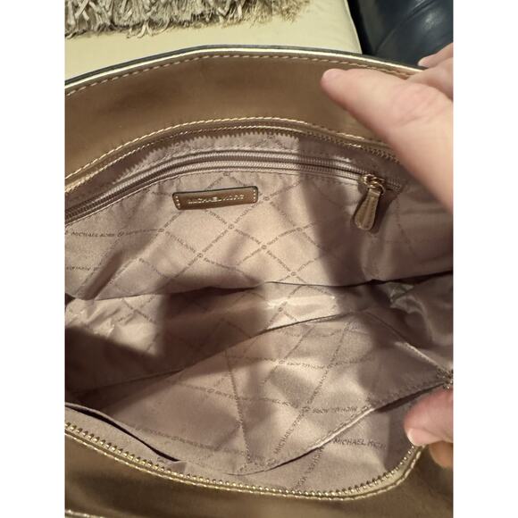 Michael Kors Women Jet Set in Blue Saffiano Leather Zip Tote Bag with Logo Charm - Picture 5 of 5